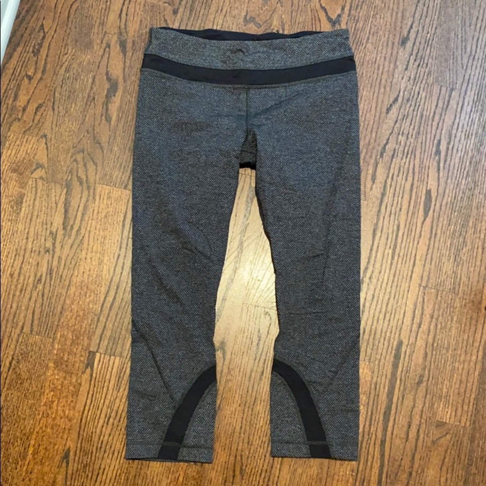 Lululemon crop with back pocket zipper and elastic
